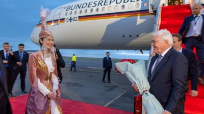 Bundespräsident Frank-Walter Steinmeier wird am Nursultan-Nasarbajew-Flughafen in der Republik Kasachstan begrüßt. (Foto: Jens Büttner/dpa)