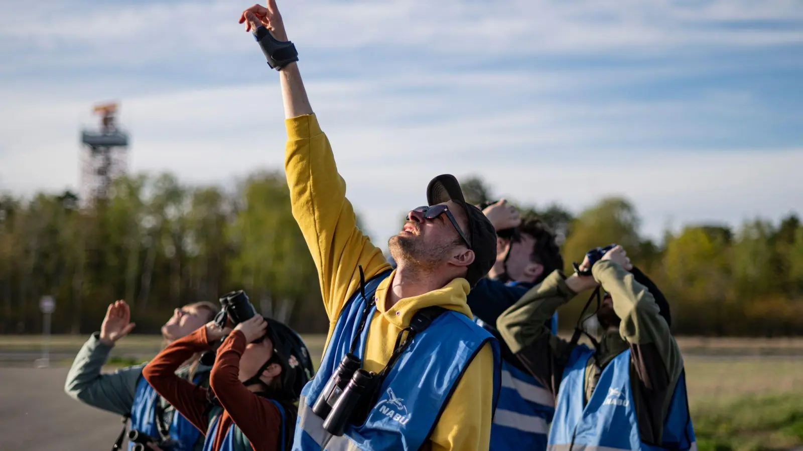Ohne Fernglas geht beim Birden nichts. (Foto: Fabian Sommer/dpa)