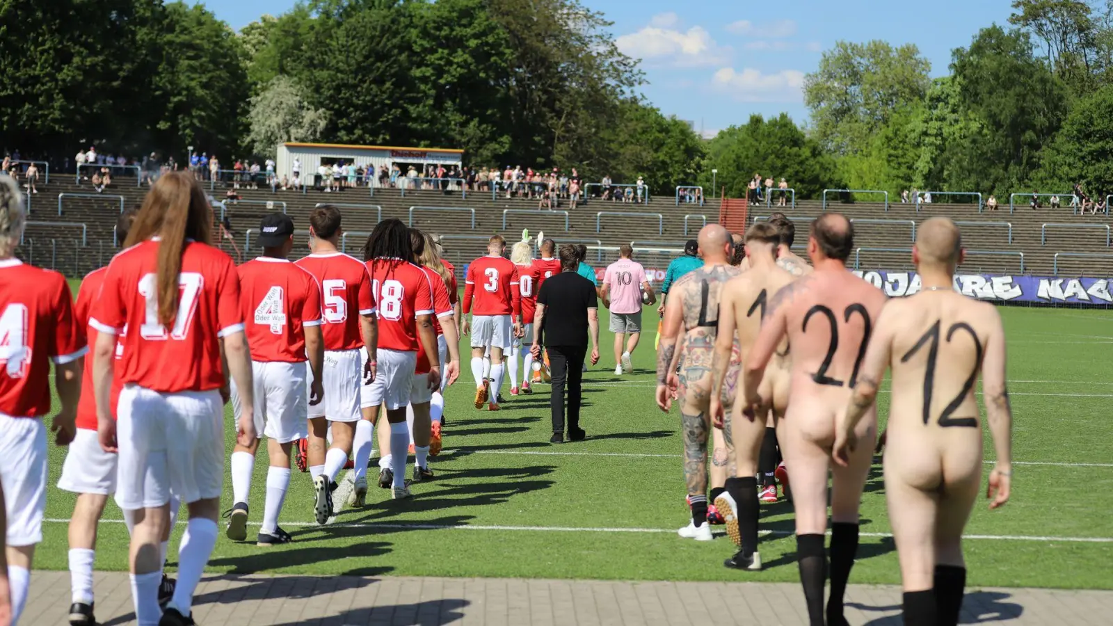 Hier spielt die „Nacktionalmannschaft“. (Foto: Sascha Thelen/dpa)