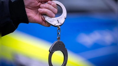 Nach dem Angriff auf seinen Geschäftspartner wird ein 23-Jähriger im Zug festgenommen. (Symbolbild) (Foto: Soeren Stache/dpa)