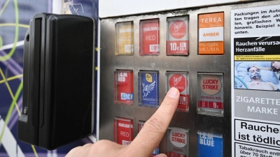 In der Schalkhäuser Straße in Ansbach wurde am Mittwochmorgen ein Automat aufgebrochen. Die Ansbacher Polizei hat bereits zwei Tatverdächtige vorläufig festgenommen. (Symbolbild: Bernd Weißbrod/dpa)