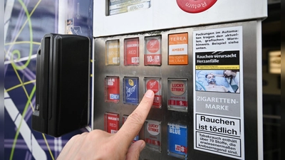 Drei Personen stehen im Verdacht einen Zigarettenautomaten in Wassertrüdingen aufgesprengt zu haben. (Symbolbild: Bernd Weißbrod/dpa)