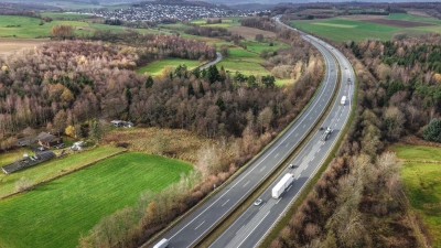 Eine Autofahrerin hatte Gegenstände auf der Fahrbahn gemeldet, die Polizei machte dann den erschütternden Fund. (Foto: Alex Talash/dpa)
