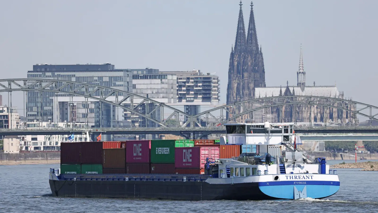 Die deutsche Binnenschifffahrt transportiert etwas mehr Güter, bleibt aber auf niedrigem Niveau (Archivbild) (Foto: Oliver Berg/dpa)