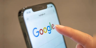 Google ermöglicht seit kurzem eine personalisierte Suchfunktion. So können Sie regionale Themen mehr in ihre Suchergebnisse einbinden. (Foto: Mohssen Assanimoghaddam/dpa)