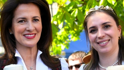 Wenn es um Bier geht, ist in Bayern die Welt in Ordnung. Dieses Bild wurde zumindest auch beim Tag des Bieres in München von Landwirtschaftsministerin Michaela Kaniber (CSU, links) und Bayerns Bierkönigin Anna Winkler vermittelt. (Foto: Sven Hoppe/dpa)