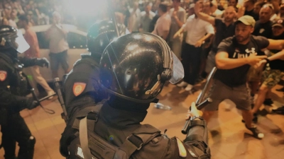 Laut Staatschef Vucic wurden Dutzende Zivilisten und auch mehrere Militärpolizisten verletzt. (Archivbild) (Foto: Darko Vojinovic/AP/dpa)