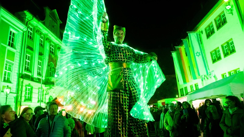 Während der Grünen Nacht haben Geschäfte und Kulturorte geöffnet, auf den Straßen sind „grüne Gestalten” unterwegs. (Archivbild: Evi Lemberger)