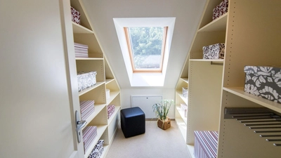 Angesagte Materialien: Rauchglas, matte Oberflächen und pastellige Farben schaffen ein modernes und harmonisches Ambiente im Kleiderschrank. (Foto: Andrea Warnecke/dpa-tmn)