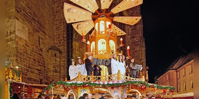 Weihnachtsengel schmückten die Pyramide, als voriges Jahr der Weihnachtsmarkt eröffnete. Oberbürgermeister Thomas Deffner (im Hintergrund) machte Lust auf die Höhepunkte in der Adventszeit. (Archivfoto: Jim Albright)