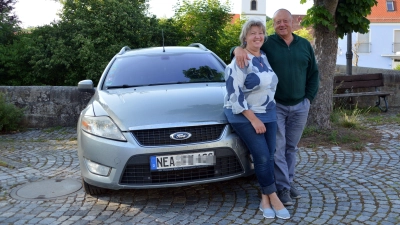 Elisabeth und Friedrich Trautner an ihrem Stammparkplatz im Herzen Burghaslachs. Ihr Ford Mondeo hat die Eine-Million-Kilometer-Marke tatsächlich geknackt. (Foto: Johannes Zimmermann)