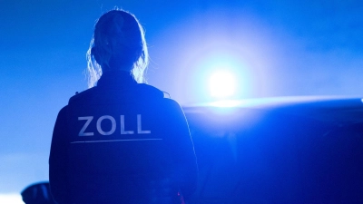 Zollbeamte entdeckten den 30-Jährigen mit seinem E-Scooter auf einem Beschleunigungsstreifen der A9. (Symbolbild) (Foto: Leonie Asendorpf/dpa)