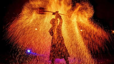 Lichterzauber in Versailles: Pyroshow eröffnet Feuerwerksnacht (Foto: Aurelien Morissard/AP/dpa)