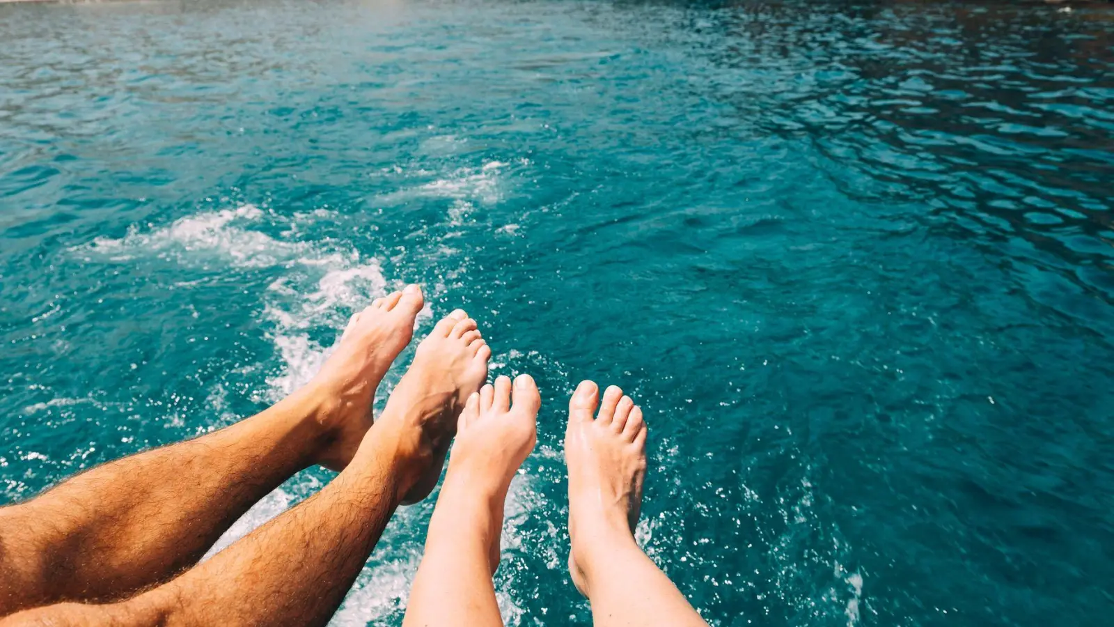 Barfuß am Meer? Klingt nach einem Plan für die Osterferien. (Foto: Gemma Ferrando/Westend61/dpa-tmn)