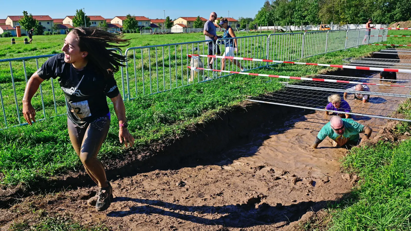 Durch Wasserlöcher und andere Hindernisse hindurch mussten sich die Teilnehmer des „Ansbogger Challenge Fun Run” kämpfen. (Foto: Jim Albright)