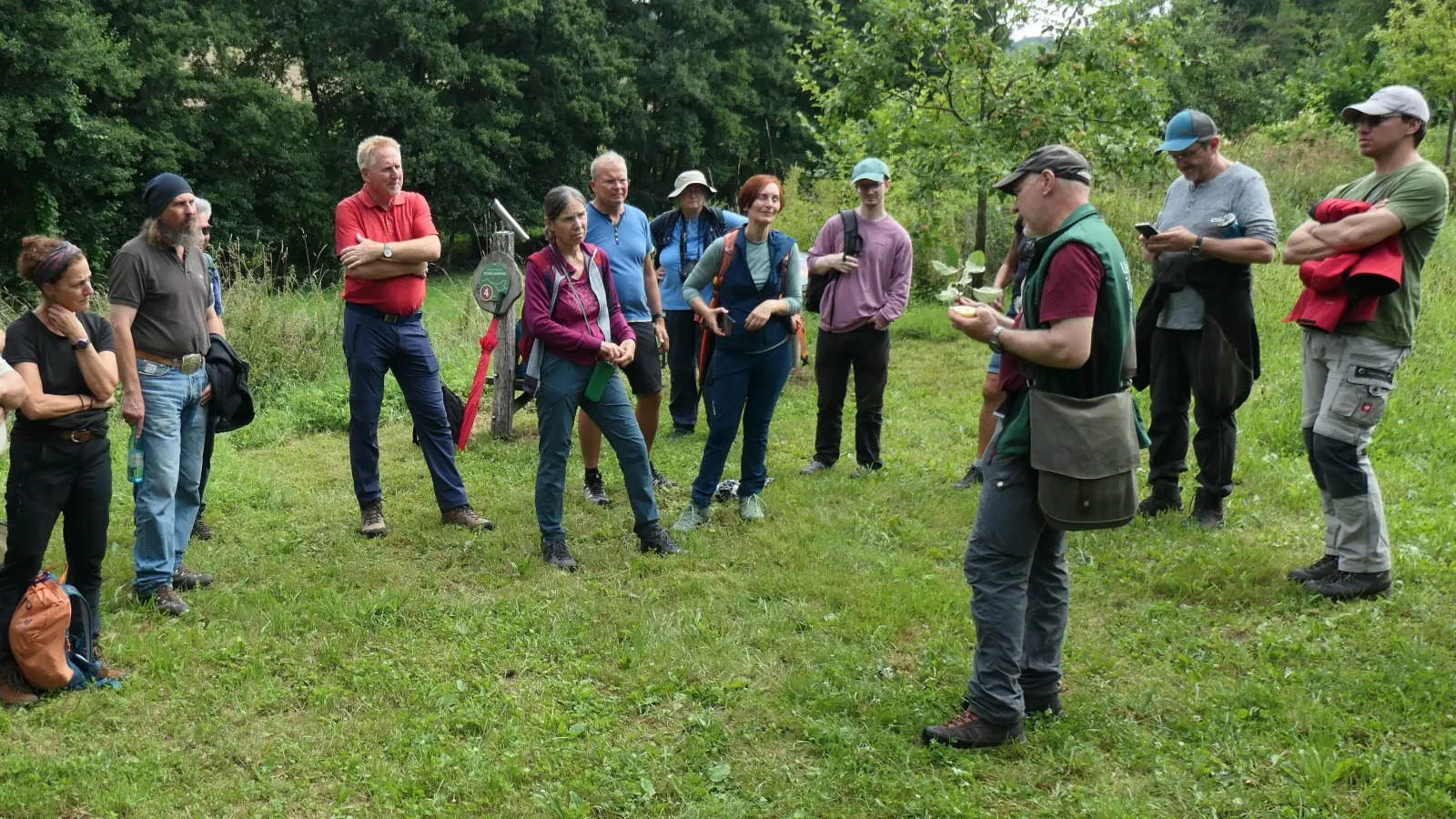 Die Qualifizierung zu Führungen durch die Natur erfolgt nach bundesweit einheitlichen Maßstäben. Der Verband Deutscher Naturparke arbeitet dabei mit verschiedenen Bildungspartnern zusammen. (Foto: Oliver Kaiser)