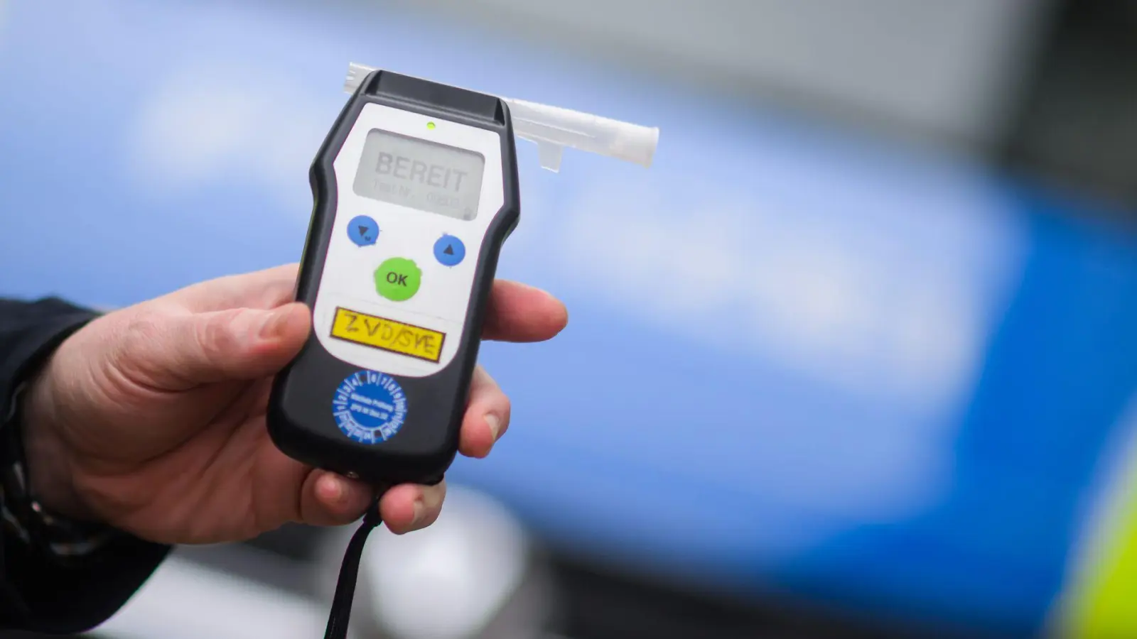 Ein 28-Jähriger rief aus Verzweiflung die Polizei auf einen Supermarktparkplatz in Dinkelsbühl. Bei seinem Arbeitskollegen zeigte der Alkoholtest 3,78 Promille. (Symbolbild: Julian Stratenschulte/dpa)