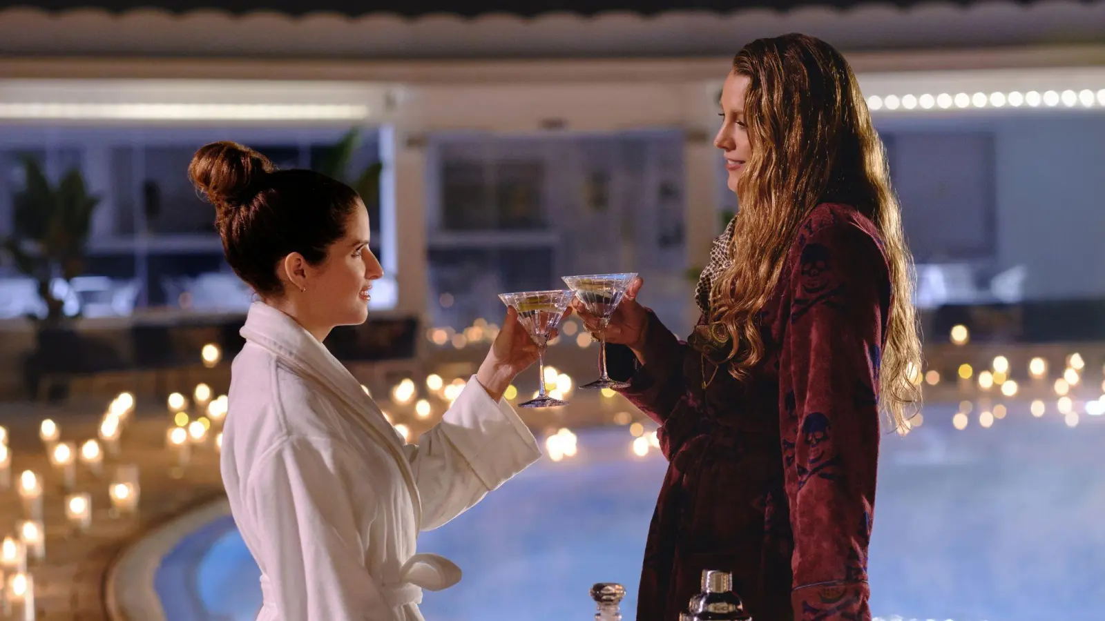 Stephanie und Emily treffen bei einer mörderischen Hochzeit wieder aufeinander. (Foto: Lorenzo Sisti/Prime Video/dpa)