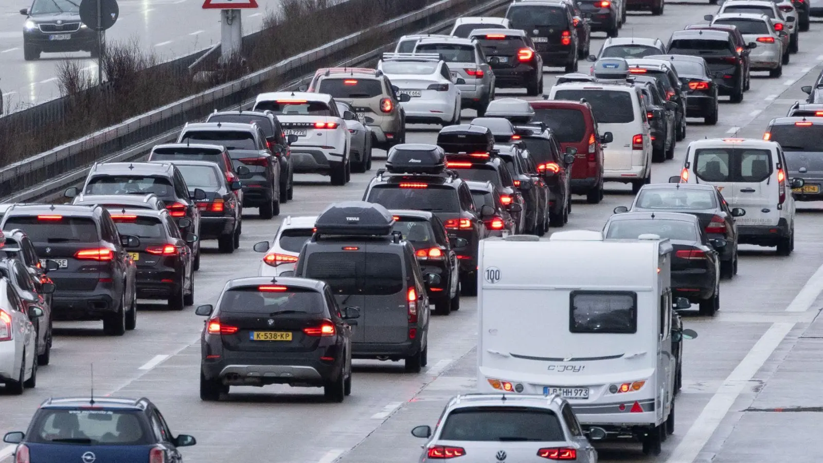 Volle Straßen zu Beginn der Herbstferien: Die Autobahn GmbH des Bundes rechnet mit Stau. (Foto: Marijan Murat/dpa)