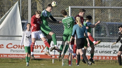 Die SG Segringen/Dinkelsbühl (in Rot links Elias Beer) leistete heftig Widerstand, am Ende siegte Spitzenreiter FC/DJK Burgoberbach (in Grün von links Lukas Engelhard und Jonas Härterich) durch ein frühes Tor jedoch mit 1:0. (Foto: Martin Rügner)