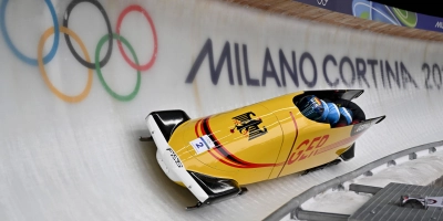 Der Schlitten mit Francesco Friedrich, Matthias Sommer, Alexander Schuller und Felix Straub im olympischen Eiskanal. (Foto: IMAGO/Igor Kupljenik/SPP)