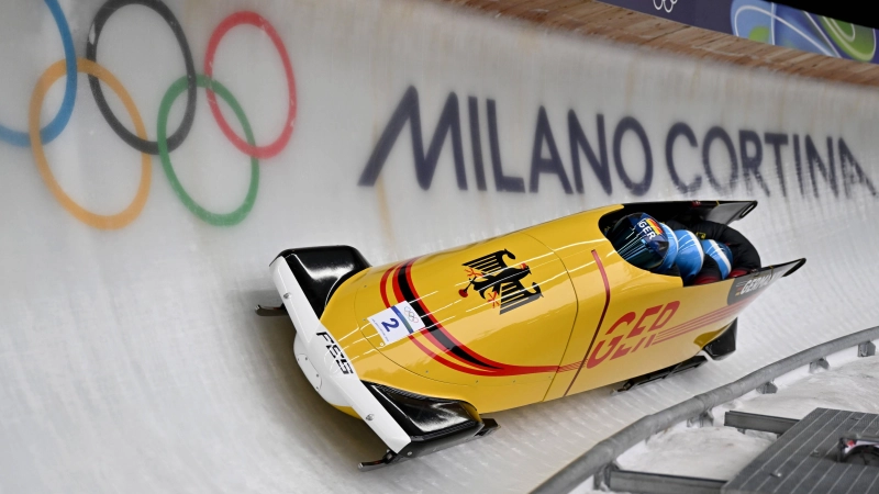 Der Schlitten mit Francesco Friedrich, Matthias Sommer, Alexander Schuller und Felix Straub im olympischen Eiskanal. (Foto: IMAGO/Igor Kupljenik/SPP)