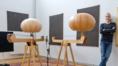 Auf einer „Longboardharp“ spielt der Künstler Florian Tuercke in Bad Windsheim.  (Selbstauslöser: Florian Tuercke)