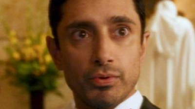 Riz Ahmed (r) will als Shah Latif der nächste James Bond werden. Guz Khan (l) spielt seinen Cousin Zulfi, der einen Taxiservice gründen will. (Foto: -/Prime Video/dpa)