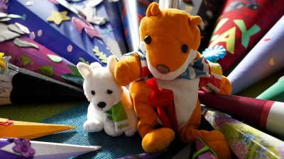 Zwei Helfer für den Einstieg: Piri und der kleine weiße Mutfuchs (Foto: Simone Hedler)