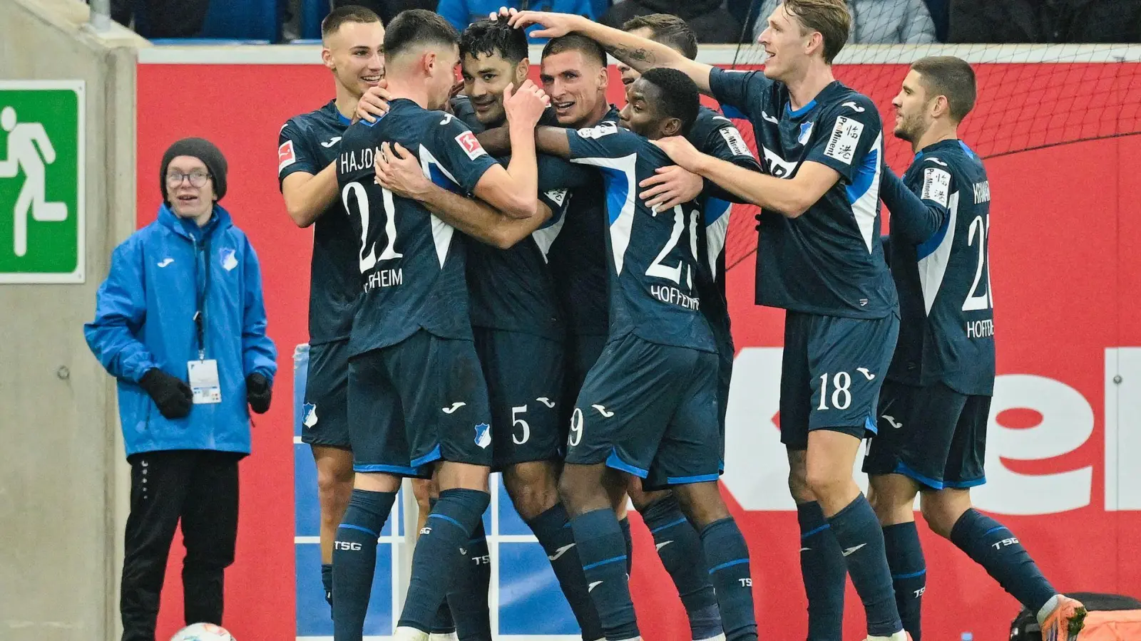 Ozan Kabak (3. Spieler von l.) bejubelt Tor und Rückkehr in die Startelf nach schwierigen Zeiten.    (Foto: Uwe Anspach/dpa)