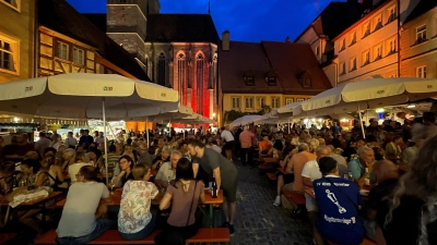 Auch in diesem Jahr können die Besucher und Besucherinnen im Weindorf bis spät in die Nacht feiern. (Archivbild: Gerhard Krämer)