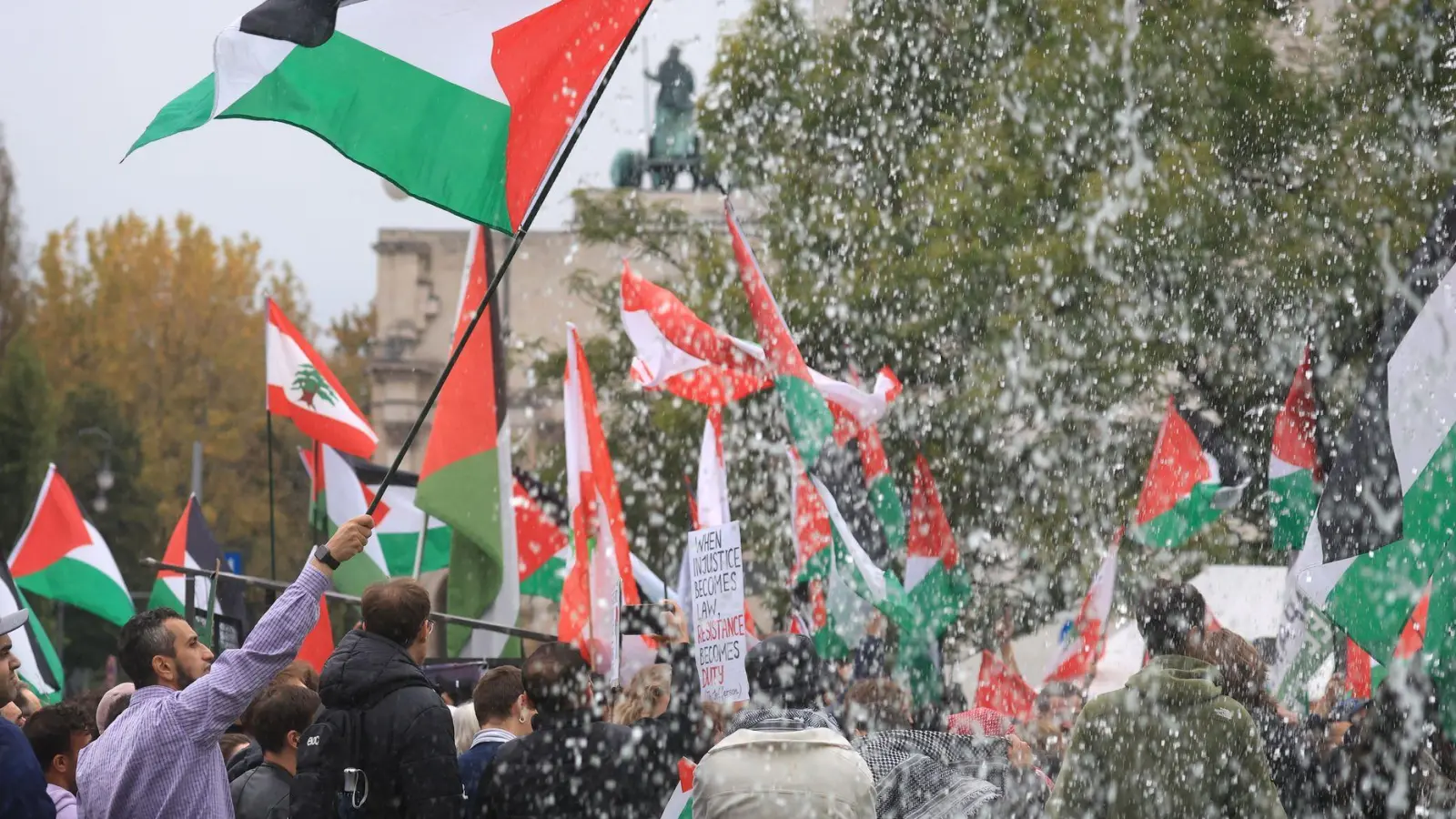 Nach dem Anschlag der Hamas gab es vielerorts propalästinensische Demonstrationen. (Illustration).  (Foto: Karl-Josef Hildenbrand/dpa)