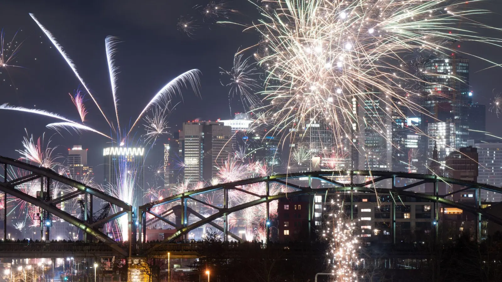 Sturm und Regen an der Küste, trocken im Süden lautet die Vorhersage des DWD für den Silvesterabend (Symbolbild). (Foto: Boris Roessler/dpa)