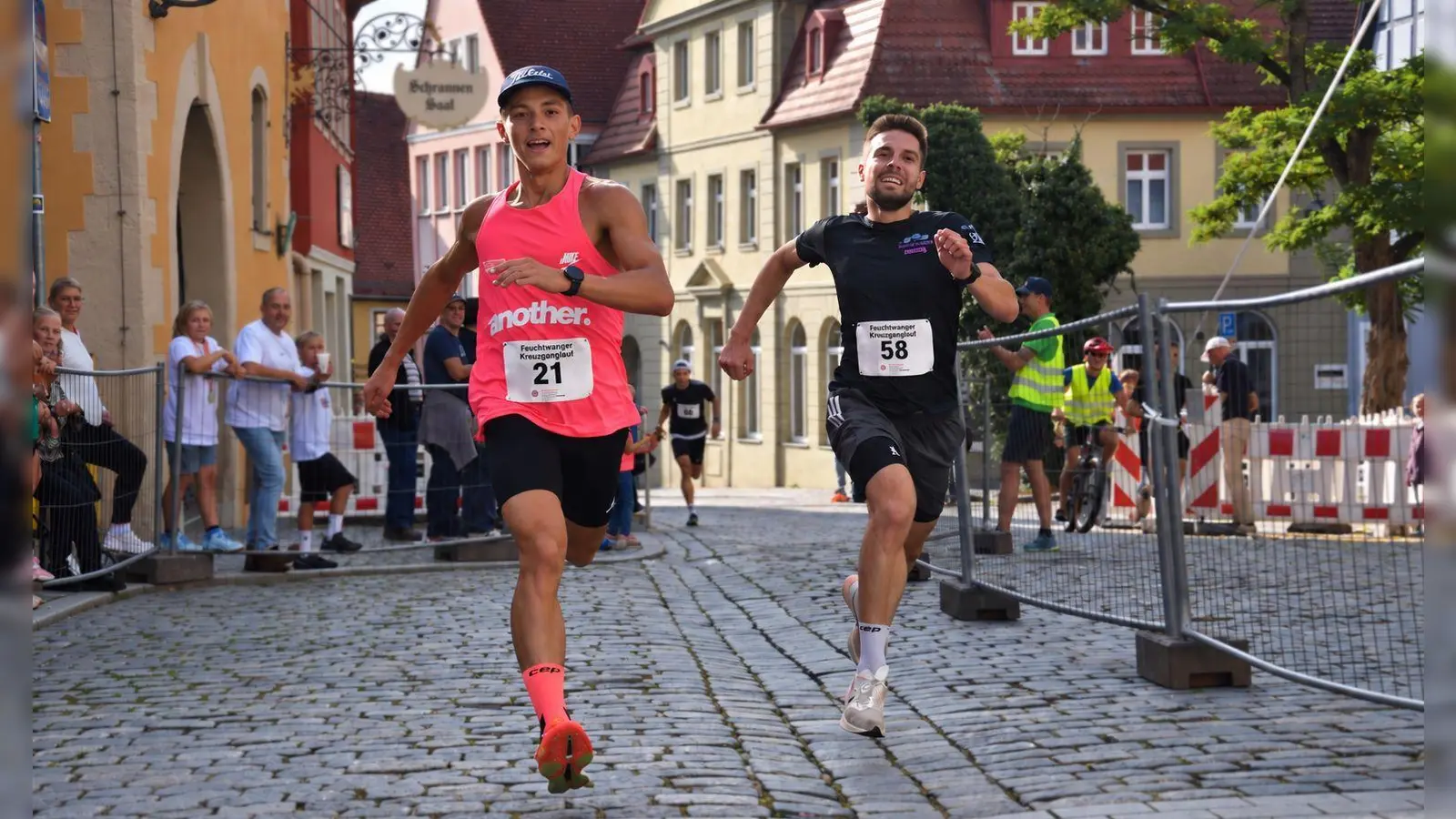 Hauchdünner Sieg für Julian Pflanz (links) vor Lukas Lipp, im Hintergrund der Dritte Steffen Hildner. (Foto: Jörg Behrendt)