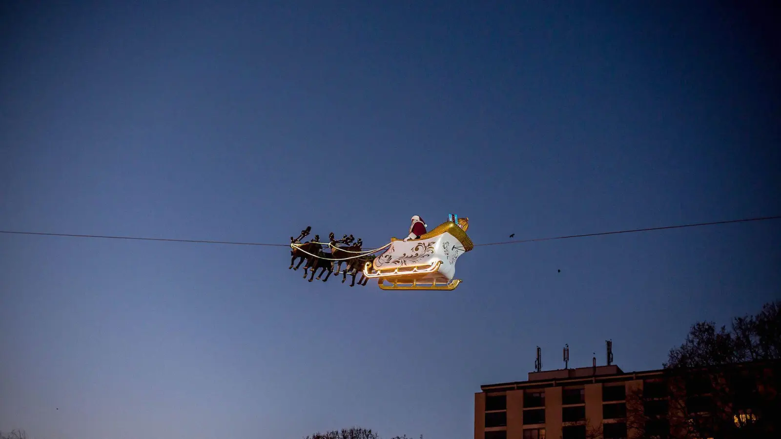 Der Weihnachtsmann bekommt bald wieder alle Hände voll zu tun. (Foto: Maja Hitij/dpa)