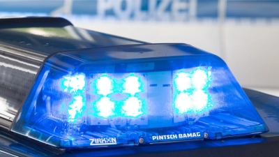 Nach einem Angriff auf einen Schüler am Zaun eines Sportgeländes fahndet die Polizei nach den flüchtigen Tätern. (Symbolbild) (Foto: Friso Gentsch/dpa)