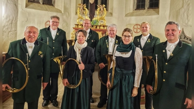 Die Oberpfälzer Parforcehornbläser gaben eine Kostprobe ihres umfangreichen Repertoires und begeisterten damit das Publikum in der Ehinger Kappel. Die musikalische Leitung hatte Hubert Bäuml (rechts). Als Moderator durch den Abend führte Dr. Reinhard Proske (links). (Foto: Friedrich Zinnecker)