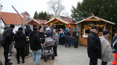 Verschiedene Aussteller füllen die Weihnachtsmärkte in Petersaurach, Großhaslach und Wicklesgreuth mit Leben. (Foto: Alexander Biernoth)
