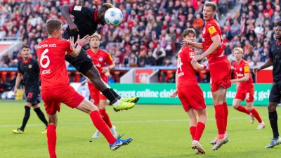 Bayer Leverkusen verspielt gegen Holstein Kiel einen 2:0-Vorsprung. (Foto: Rolf Vennenbernd/dpa)