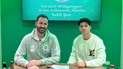 „Er hat eine hervorragende fußballerische Ausbildung genossen”, sagt Kaderplaner Manuel Deißler (links) über Salih Sen.