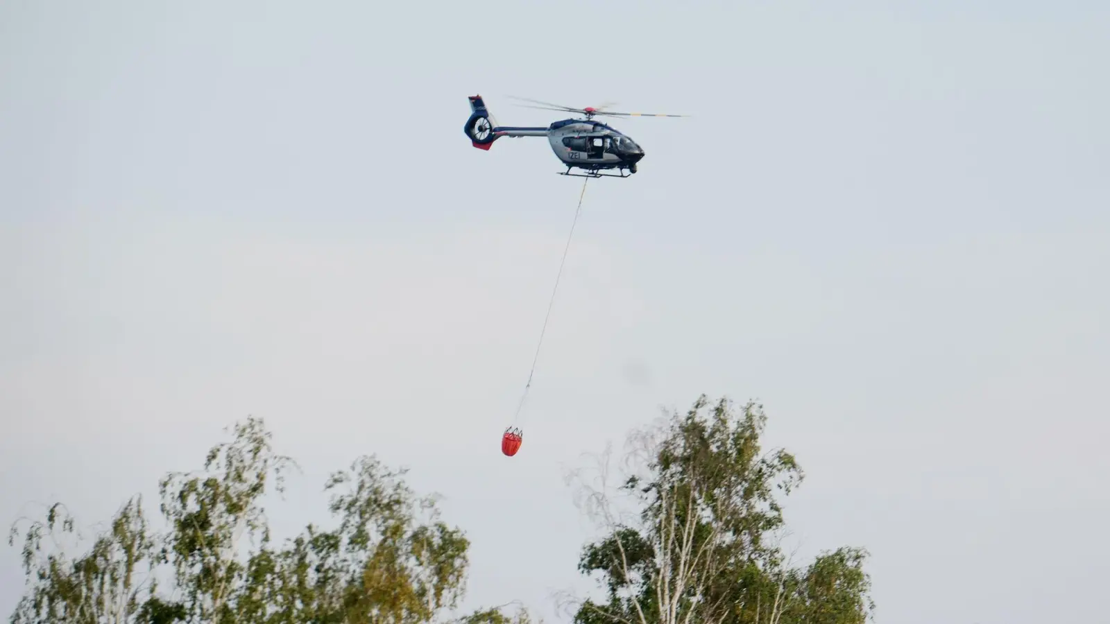 Am Sonntag werden zwei Hubschrauber zum Löschen eingesetzt. (Foto: Sebastian Willnow/dpa)
