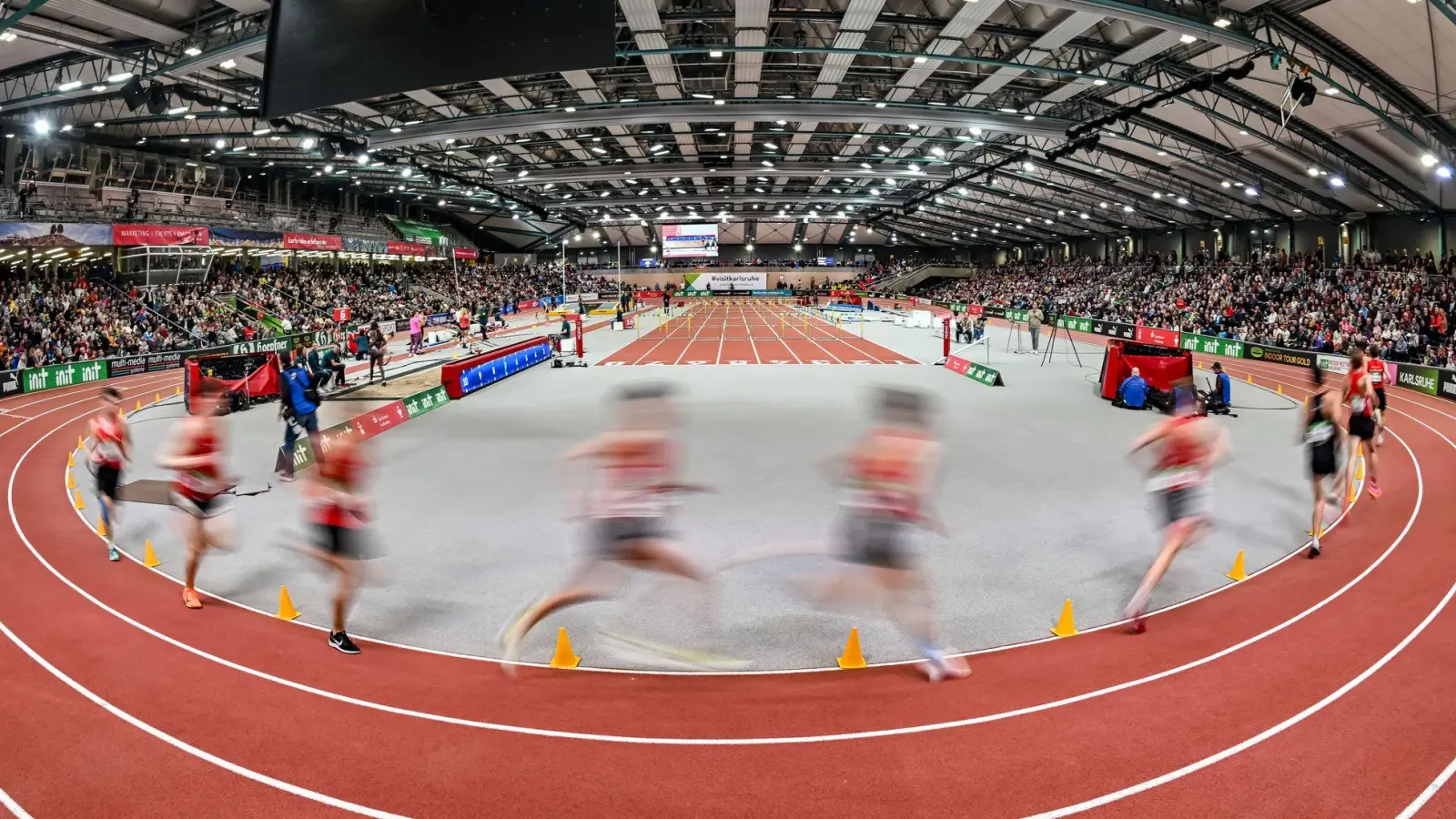 Unter dem Dach kämpfen die Leichtathleten um Titel (hier die Europahalle Karlsruhe). (Foto: Uli Deck/dpa)