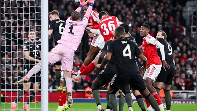 Manuel Neuer (l) sah bei zwei Gegentreffern gegen Arsenal nicht gut aus. (Foto: Sven Hoppe/dpa)