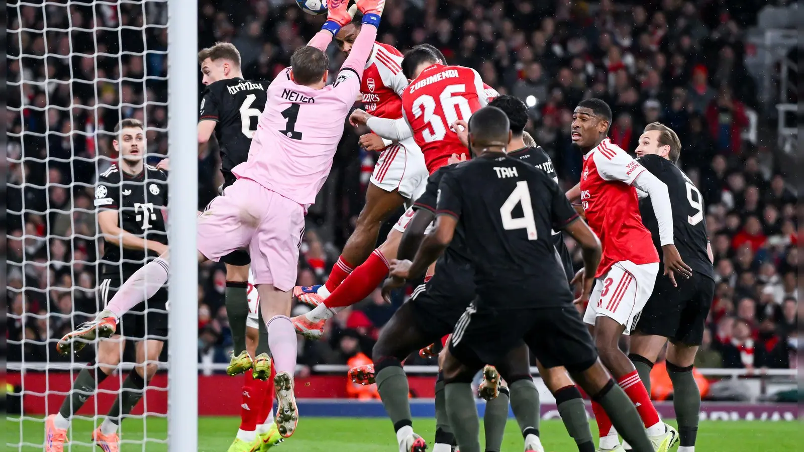 Manuel Neuer (l) sah bei zwei Gegentreffern gegen Arsenal nicht gut aus. (Foto: Sven Hoppe/dpa)