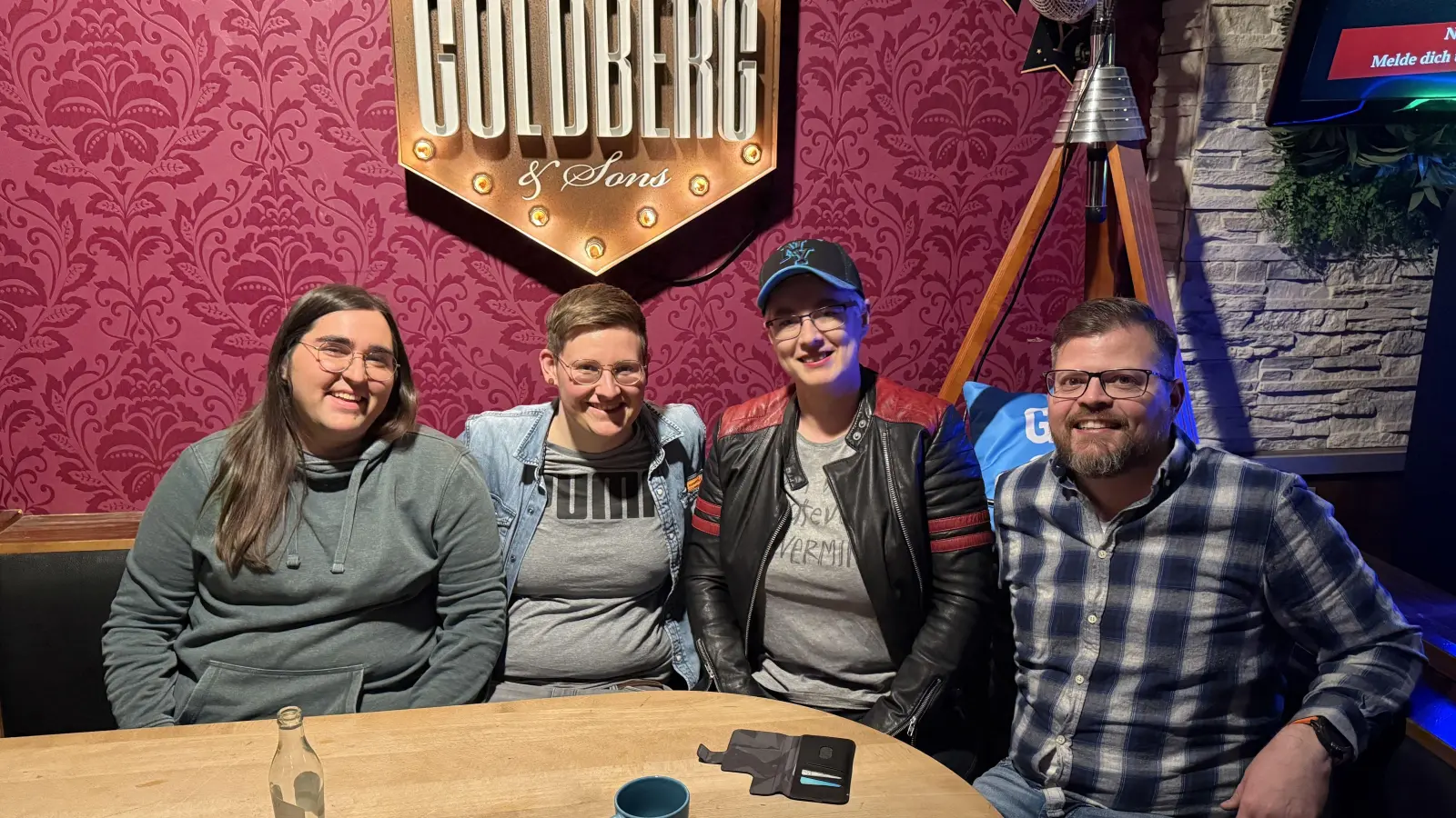 Das Organisationsteam des queeren Stammtisches (von links): Inka Baurmann, Franziska Baurmann, Josefine Mühlroth und Thorsten Lehrer. (Foto: Kunterbunt Queer)