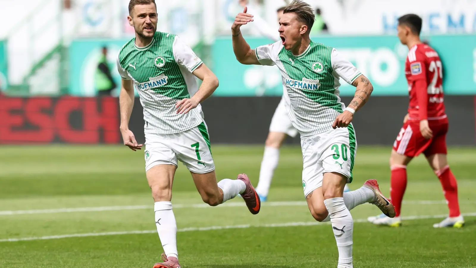 Fürths Felix Klaus (r) bejubelt sein Tor zum 1:0. (Foto: Daniel Löb/dpa)