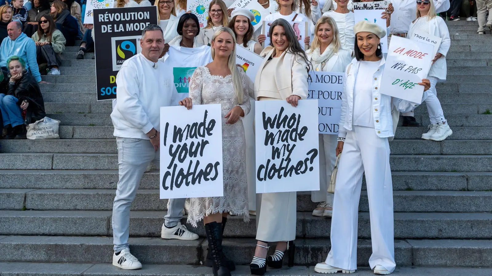 Models mit Botschaft: Ganz in Weiß zeigen Maria Bärsch und ihre Kollegen auf den Stufen vor der Kirche Sacré-Cœur, dass Mode für alle da ist. (Foto: Richard Inderwildi)