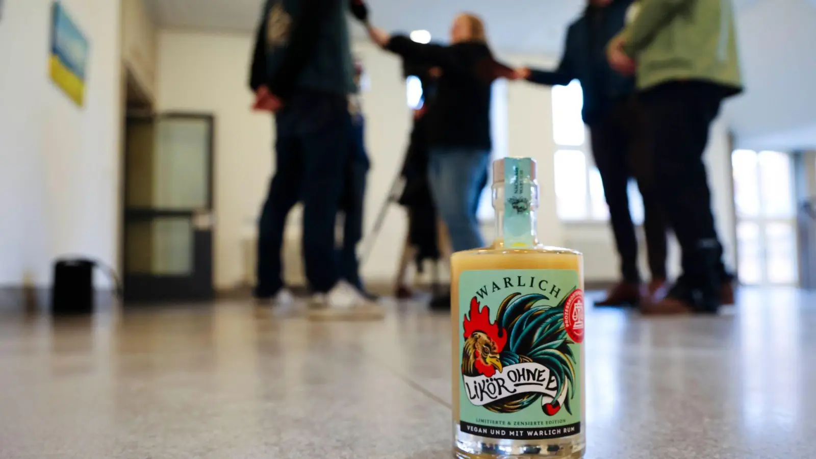 In einer Sonderedition ist der letzte Buchstabe bei „Likör ohne Ei“ noch durch eine Hahnenfeder verdeckt. Jetzt erlaubt das Urteil wieder den ganzen Schriftzug. (Foto: Frank Molter/dpa)