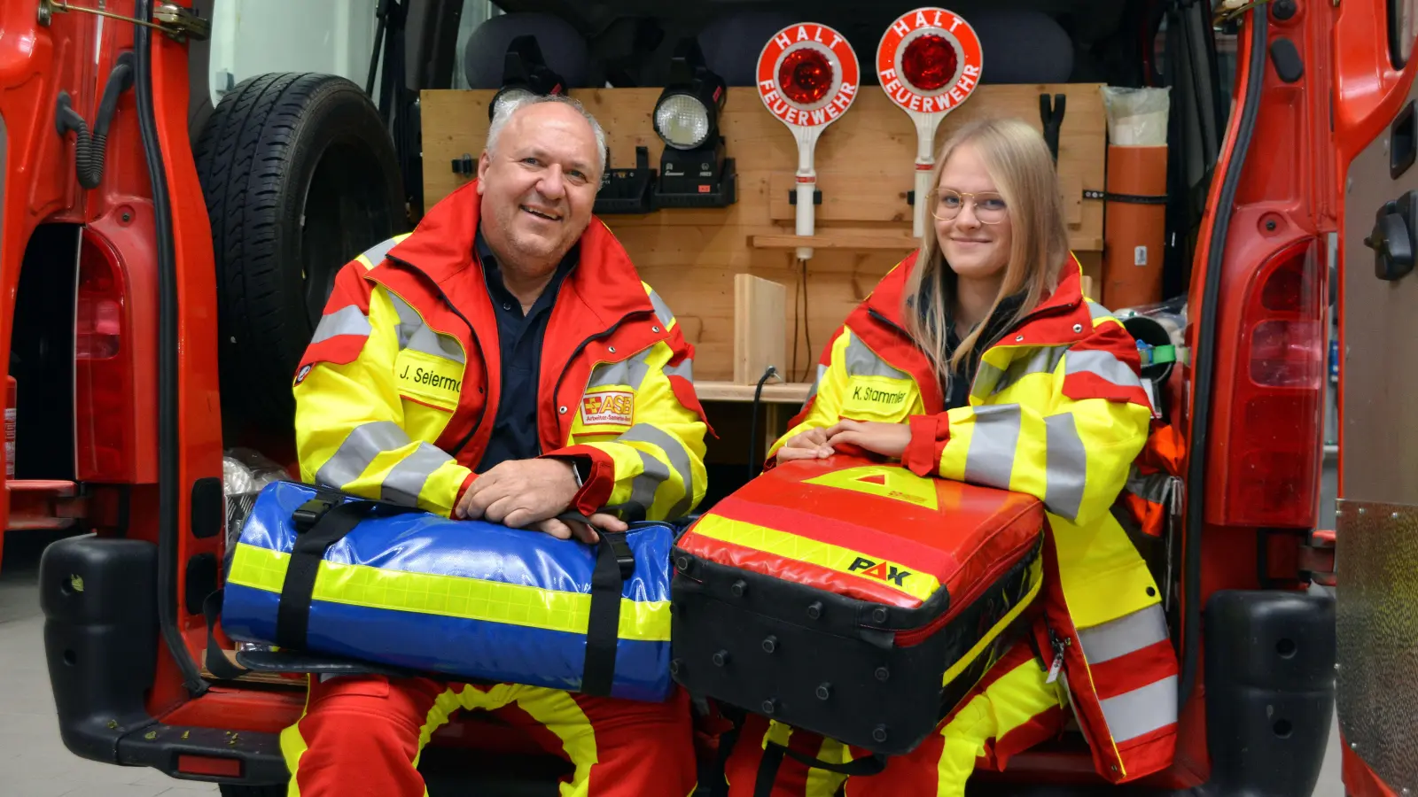 Jürgen Seiermann und Katharina Stammler hoffen auf viele Spenden für die Burghaslacher First Responder. Ziel ist ein eigenes Auto für die Einheit, die an die Feuerwehr angegliedert ist. (Foto: Johannes Zimmermann)