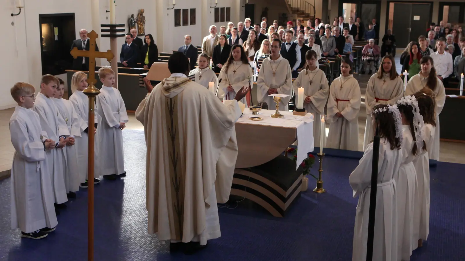 Fünf Jungen und vier Mädchen aus Burgoberbach haben in der Pfarrkirche St. Nikolaus aus den Händen von Pfarrvikar Stanislas Ndumuraro erstmals des Sakrament der Kommunion empfangen. (Foto: Michael Alban)